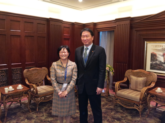 sk최태원회장님과 신경숙회장님함께기념촬영